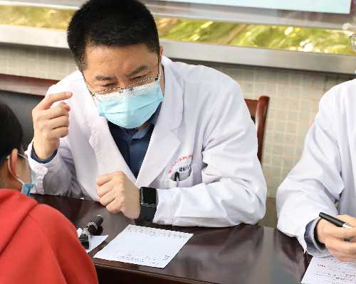 左侧输卵管有积液进行保守治疗好还是手术治疗好一些？